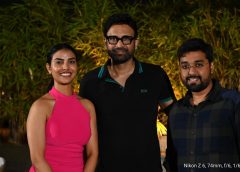 నాయిక మీనాక్షి గోస్వామి బర్త్ డే సెలబ్రేషన్స్ జరిపిన 'వారాహి' చిత్రబృందం వారాహి అమ్మవారిని ఏడు శక్తి రూపాల్లో ఒకరిగా కొలుస్తారు. ఏడుగురు దేవతా మాతృమూర్తుల్లో వారాహి ఒకరు. వరాహ స్వామి శక్తి నుండి ఉద్భవించిన వారాహి అమ్మ వారి ఆలయ నేపథ్యంతో సుమంత్ హీరోగా వారాహి చిత్రాన్ని రూపొందిస్తున్నారు దర్శకుడు సంతోష్ జాగర్లపూడి. వీరి కాంబినేషన్ లో గతంలో సుబ్రహ్మణ్యపురం అనే సినిమా రూపొందింది. ఈ సినిమా మంచి విజయం సాధించిన నేపథ్యంలో సుమంత్, సంతోష్ జాగర్లపూడి కొత్త చిత్రం వారాహిపై ఆసక్తి ఏర్పుడుతోంది. ఈ చిత్రంలో నాయికగా రాజస్థానీ ముద్దుగుమ్మ మీనాక్షి గోస్వామి నటిస్తోంది. తాజాగా ఆమె పుట్టినరోజు సెలబ్రేషన్స్ ను వారాహి చిత్ర బృందం జరిపింది. దర్శకుడు సంతోష్, హీరో సుమంత్, నిర్మాతలు ఆమెకు బర్త్ డే విశెస్ తెలిపారు. త్వరలోనే ఈ చిత్ర రెగ్యులర్ షూటింగ్ మొదలుకానుంది. సత్యసాయి శ్రీనివాస్, గెటప్ శ్రీను, కృష్ణ చైతన్య తదితరులు పాత్రల్లో నటిస్తున్న ఈ చిత్రానికి సంగీతం - ఈశ్వర్ చంద్. ఈ సినిమాలోని ఇతర నటీనటులు సాంకేతిక నిపుణులు వివరాలు త్వరలో వెల్లడించనున్నారు.
