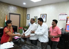 తెలంగాణ తొలి మహిళా సీఎస్‍గా నియామకమైన శాంతికుమారికి శుభాకాంక్షలు అందజేస్తున్న 'దీనశరణ్య' స్వచ్చంద సేవాసంస్థ చైర్మన్ చింతల సాయిబాబా, రాజేంద్రప్రసాద్, సీనియర్ జర్నలిస్ట్, నంది అవార్డు గ్రహీత ఎం.డి అబ్దుల్