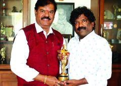 'ఆస్కార్' అవార్డ్ విన్నర్ చంద్రబోస్ కు డా. ప్రతాని రామకృష్ణ గౌడ్ సత్కారం! 'ఆస్కార్' అవార్డ్ విన్నర్ చంద్రబోస్ కు సత్కారం! "నాటు నాటు" పాట‌కు అందించిన సాహిత్యానికి గాను ఆస్కార్ అవార్డు గెలిచి తెలుగు ఖ్యాతిని విశ్వ‌వ్యాప్తం చేసిన లిరిసిస్ట్ చంద్ర‌బోస్‌గారిని ఆయ‌న నివాసంలో ఘనంగా స‌న్మానించారు తెలంగాణా ఫిల్మ్ ఛాంబర్ చైర్మన్  ల‌య‌న్‌ డా.ప్ర‌తానిరామ‌కృష్ణ‌గౌడ్ . ఈ సంద‌ర్భంగా దుబాయ్‌లో జ‌ర‌గ‌నున్న టిఎఫ్‌సిసి నంది అవార్డుల వేడుక‌కు చంద్ర‌బోస్‌గారిని ఆత్మీయంగా ఆహ్వానించారు. దుబాయ్ వేదిక‌పై అక్క‌డి దుబాయ్ ప్రిన్స్ చేతుల మీదుగా చంద్రబోస్ కి టిఎఫ్‌సిసి నంది అవార్డు అందించనున్నారు.    ఈ సంద‌ర్భంగా తెలంగాణ ఫిలింఛాంబ‌ర్ ఆఫ్ కామ‌ర్స్ ఛైర్మ‌న్ డా.ప్ర‌తాని రామ‌కృష్ణ‌గౌడ్  మాట్లాడుతూ.. "చంద్ర‌బోస్‌గారితో నాకు ఎప్ప‌టినుంచో మంచి అనుబంధం ఉంది.. నేను నిర్మించి ద‌ర్శ‌కత్వం వ‌హించిన జోడి నెంబర్.1, సర్దార్ పాపన్న మరియు అనేక చిత్రాల‌కు ఆయ‌న సాహిత్యాన్ని అందించారు.. త‌న సాహిత్యంతో ఆస్కార్ గెలుచుకుని తెలుగు ఖ్యాతిని ప్ర‌పంచానికి చాటిచెప్పిన చంద్రబోస్‌గారికి నా హృద‌య‌పూర్వ‌క అభినంద‌న‌లు అని అన్నారు.   ఈ సందర్భంగా  ఆస్కార్ విజేత, సాహితీవేత్త చంద్రబోస్ మాట్లాడుతూ...`` సంపూర్ణ  భార‌తీయ చిత్రానికి వ‌చ్చిన మొట్ట మొద‌టి  ఆస్కార్ పుర‌స్కార‌మిది.  అది మ‌న తెలుగుకి, నేను రాసిన పాట‌కి రావ‌డం మ‌రింత ఆనంద‌గా ఉంది.  ఇది మాట‌ల్లో వ‌ర్ణించ‌లేని అనుభూతి . స్వ‌ప్నంలో కూడా స్వప్నించ‌ని స్వ‌ప్నం  ఇది.  ఈ పాట రాసేట‌ప్పుడు కీర‌వాణి గారు, రాజ‌మౌళి గారు మెచ్చుకుంటే చాలు... ఆ త‌ర్వాత ప్ర‌జలు ఆద‌రిస్తే చాలు అనుకున్నా. కానీ ఆస్కార్ అవార్డ్ రావ‌డం ఎంతో సంతోషం. ఒక జాతీయ పుర‌స్కారం వ‌స్తే చాలు  అదే ఈ జ‌న్మ‌కు సార్థ‌క‌త అనుకునే వాణ్ని. అలాంటిది నాలుగు అంత‌ర్జాతీయ పుర‌స్కారాలు  ఇవ్వ‌డంతో   నా జ‌న్మ ధ‌న్య‌మైంది.  చాలా ఆనందంగా ఉంది.  అందులో తెలుగు పాట‌కు ఆస్కార్ వ‌చ్చినందుకు,  తెలుగు వారి శ‌క్తి సామ‌ర్థ్యాలు విశ్వ వేదిక‌పై చాటి చెప్పినంద‌కు మ‌రింత ఆనందంగా ఉంది.  ఈ పాట‌లో ప్ర‌తి వాక్యం నా భార్య జ్ఞాప‌కాలు. మా ఊళ్లో నేను అనుభ‌వించిన జీవితం, నా నేప‌థ్యం, నా ప‌రిస‌రాలు, నా కుటుంబం... వీట‌న్నింటిని క‌లిపి నాటు నాటు పాట‌గా రాసాను.  ఇక తెలంగాణా ఫిల్మ్ ఛాంబర్ తరపున నన్ను సన్మానించిన ఆర్ కె గౌడ్ గారికి, ఛాంబర్ సభ్యులందరికి ధన్యవాదాలు తెలియచేస్తున్నాను. త్వరలో దుబాయిలో జరిగే టి యఫ్ సి సి  నంది అవార్డుల వేడుకకు నన్ను ఆహ్వానించినందుకు కృతజ్ఞతలు`` అన్నారు.