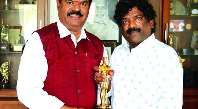 'ఆస్కార్' అవార్డ్ విన్నర్ చంద్రబోస్ కు డా. ప్రతాని రామకృష్ణ గౌడ్ సత్కారం! 'ఆస్కార్' అవార్డ్ విన్నర్ చంద్రబోస్ కు సత్కారం! "నాటు నాటు" పాట‌కు అందించిన సాహిత్యానికి గాను ఆస్కార్ అవార్డు గెలిచి తెలుగు ఖ్యాతిని విశ్వ‌వ్యాప్తం చేసిన లిరిసిస్ట్ చంద్ర‌బోస్‌గారిని ఆయ‌న నివాసంలో ఘనంగా స‌న్మానించారు తెలంగాణా ఫిల్మ్ ఛాంబర్ చైర్మన్  ల‌య‌న్‌ డా.ప్ర‌తానిరామ‌కృష్ణ‌గౌడ్ . ఈ సంద‌ర్భంగా దుబాయ్‌లో జ‌ర‌గ‌నున్న టిఎఫ్‌సిసి నంది అవార్డుల వేడుక‌కు చంద్ర‌బోస్‌గారిని ఆత్మీయంగా ఆహ్వానించారు. దుబాయ్ వేదిక‌పై అక్క‌డి దుబాయ్ ప్రిన్స్ చేతుల మీదుగా చంద్రబోస్ కి టిఎఫ్‌సిసి నంది అవార్డు అందించనున్నారు.    ఈ సంద‌ర్భంగా తెలంగాణ ఫిలింఛాంబ‌ర్ ఆఫ్ కామ‌ర్స్ ఛైర్మ‌న్ డా.ప్ర‌తాని రామ‌కృష్ణ‌గౌడ్  మాట్లాడుతూ.. "చంద్ర‌బోస్‌గారితో నాకు ఎప్ప‌టినుంచో మంచి అనుబంధం ఉంది.. నేను నిర్మించి ద‌ర్శ‌కత్వం వ‌హించిన జోడి నెంబర్.1, సర్దార్ పాపన్న మరియు అనేక చిత్రాల‌కు ఆయ‌న సాహిత్యాన్ని అందించారు.. త‌న సాహిత్యంతో ఆస్కార్ గెలుచుకుని తెలుగు ఖ్యాతిని ప్ర‌పంచానికి చాటిచెప్పిన చంద్రబోస్‌గారికి నా హృద‌య‌పూర్వ‌క అభినంద‌న‌లు అని అన్నారు.   ఈ సందర్భంగా  ఆస్కార్ విజేత, సాహితీవేత్త చంద్రబోస్ మాట్లాడుతూ...`` సంపూర్ణ  భార‌తీయ చిత్రానికి వ‌చ్చిన మొట్ట మొద‌టి  ఆస్కార్ పుర‌స్కార‌మిది.  అది మ‌న తెలుగుకి, నేను రాసిన పాట‌కి రావ‌డం మ‌రింత ఆనంద‌గా ఉంది.  ఇది మాట‌ల్లో వ‌ర్ణించ‌లేని అనుభూతి . స్వ‌ప్నంలో కూడా స్వప్నించ‌ని స్వ‌ప్నం  ఇది.  ఈ పాట రాసేట‌ప్పుడు కీర‌వాణి గారు, రాజ‌మౌళి గారు మెచ్చుకుంటే చాలు... ఆ త‌ర్వాత ప్ర‌జలు ఆద‌రిస్తే చాలు అనుకున్నా. కానీ ఆస్కార్ అవార్డ్ రావ‌డం ఎంతో సంతోషం. ఒక జాతీయ పుర‌స్కారం వ‌స్తే చాలు  అదే ఈ జ‌న్మ‌కు సార్థ‌క‌త అనుకునే వాణ్ని. అలాంటిది నాలుగు అంత‌ర్జాతీయ పుర‌స్కారాలు  ఇవ్వ‌డంతో   నా జ‌న్మ ధ‌న్య‌మైంది.  చాలా ఆనందంగా ఉంది.  అందులో తెలుగు పాట‌కు ఆస్కార్ వ‌చ్చినందుకు,  తెలుగు వారి శ‌క్తి సామ‌ర్థ్యాలు విశ్వ వేదిక‌పై చాటి చెప్పినంద‌కు మ‌రింత ఆనందంగా ఉంది.  ఈ పాట‌లో ప్ర‌తి వాక్యం నా భార్య జ్ఞాప‌కాలు. మా ఊళ్లో నేను అనుభ‌వించిన జీవితం, నా నేప‌థ్యం, నా ప‌రిస‌రాలు, నా కుటుంబం... వీట‌న్నింటిని క‌లిపి నాటు నాటు పాట‌గా రాసాను.  ఇక తెలంగాణా ఫిల్మ్ ఛాంబర్ తరపున నన్ను సన్మానించిన ఆర్ కె గౌడ్ గారికి, ఛాంబర్ సభ్యులందరికి ధన్యవాదాలు తెలియచేస్తున్నాను. త్వరలో దుబాయిలో జరిగే టి యఫ్ సి సి  నంది అవార్డుల వేడుకకు నన్ను ఆహ్వానించినందుకు కృతజ్ఞతలు`` అన్నారు.