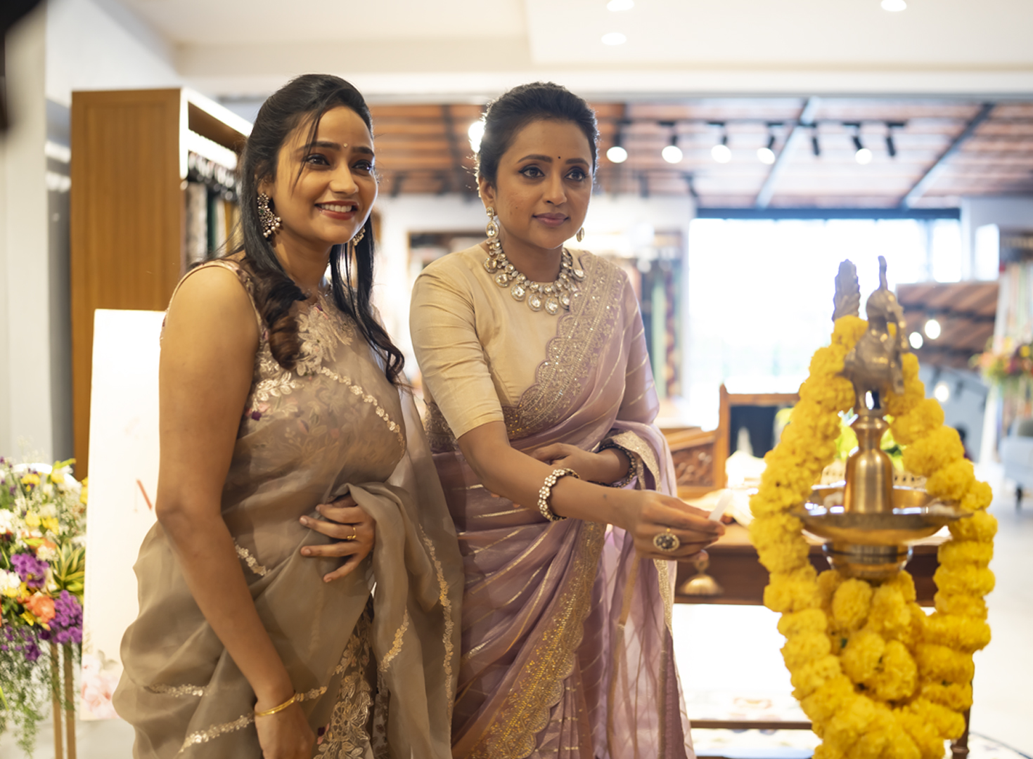 Anchor Suma Unveiled the launch of 'Manohari' - Festive Collection by Xiti Weaves"