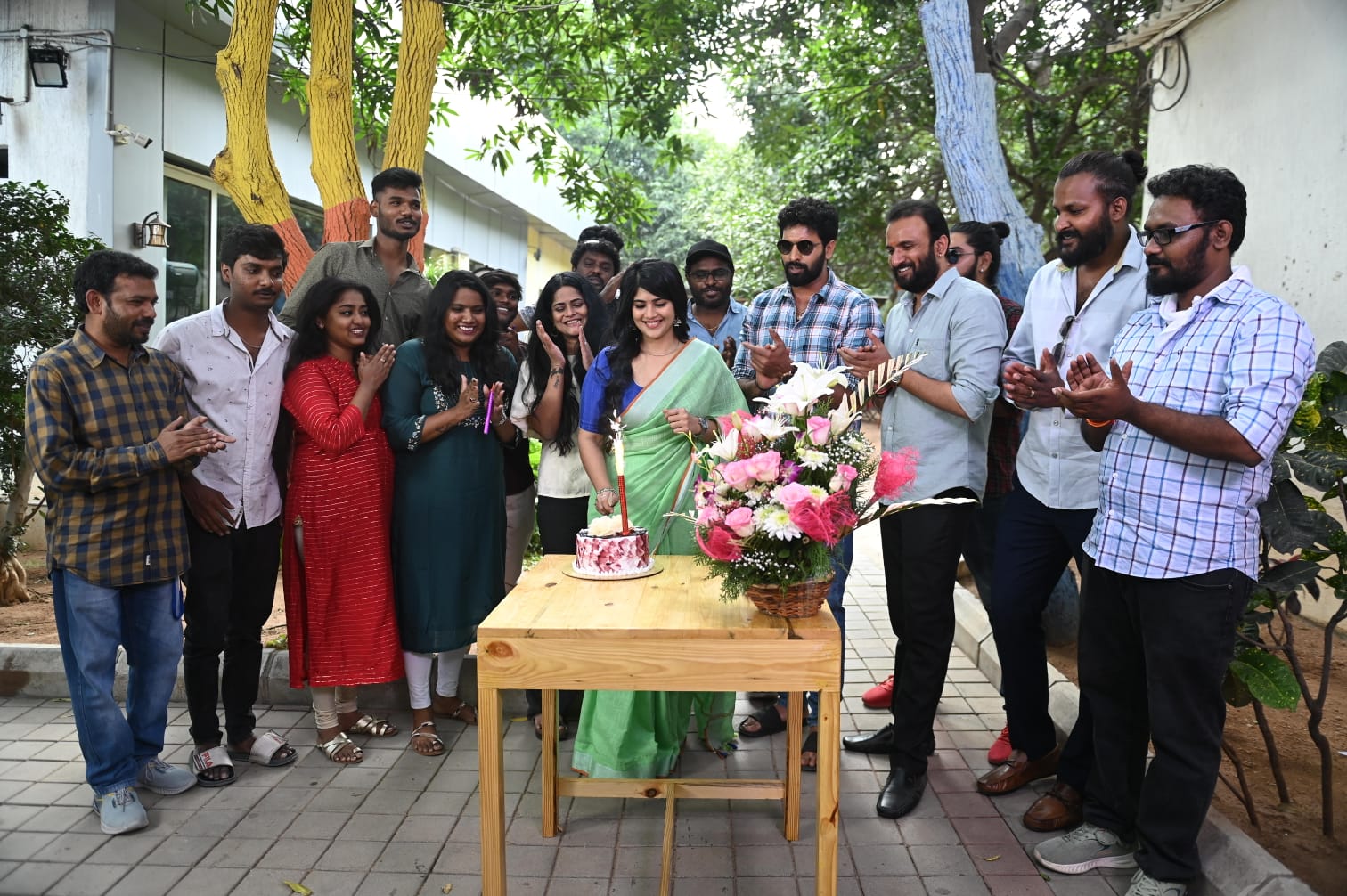 Heroine Meghaakash's birthday celebrations on the sets of Sahkutumbanam!!!