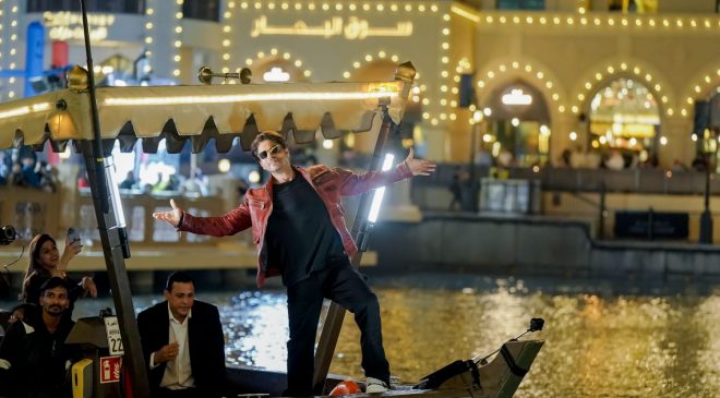 Shah Rukh Khan's 'Dunky' fever in Dubai.. 'Dunky' trailer on Burj Khalifa.. Amazingly impressive drone show