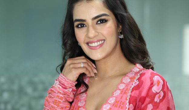 I was lucky to do a film with Ravi Teja. 'Eagle' entertains audience with unique content: Heroine Kavya Thapar
