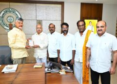 ‘మన చంద్రన్న- అభివృద్ధి-సంక్షేమ విజనరీ’ పుస్తకం ఆవిష్కరించిన సీఎం చంద్రబాబు