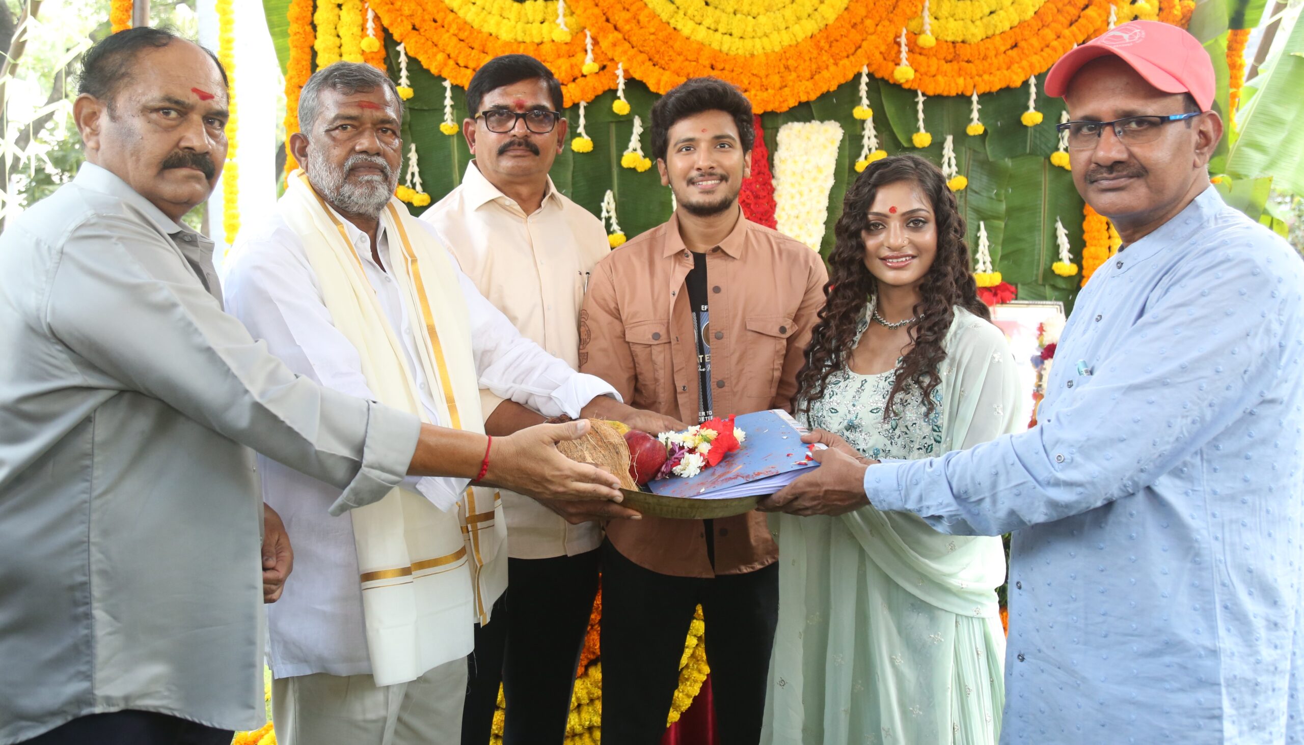 Kumbh Mela fame Monalisa to star in 'Life'