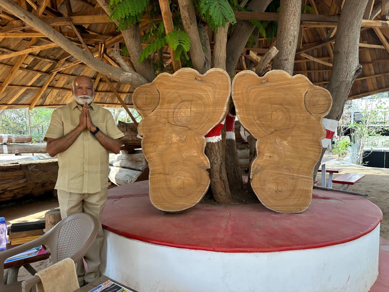 Venkanna's feet... the Abhaya Vedas that protect the devotees from troubles..