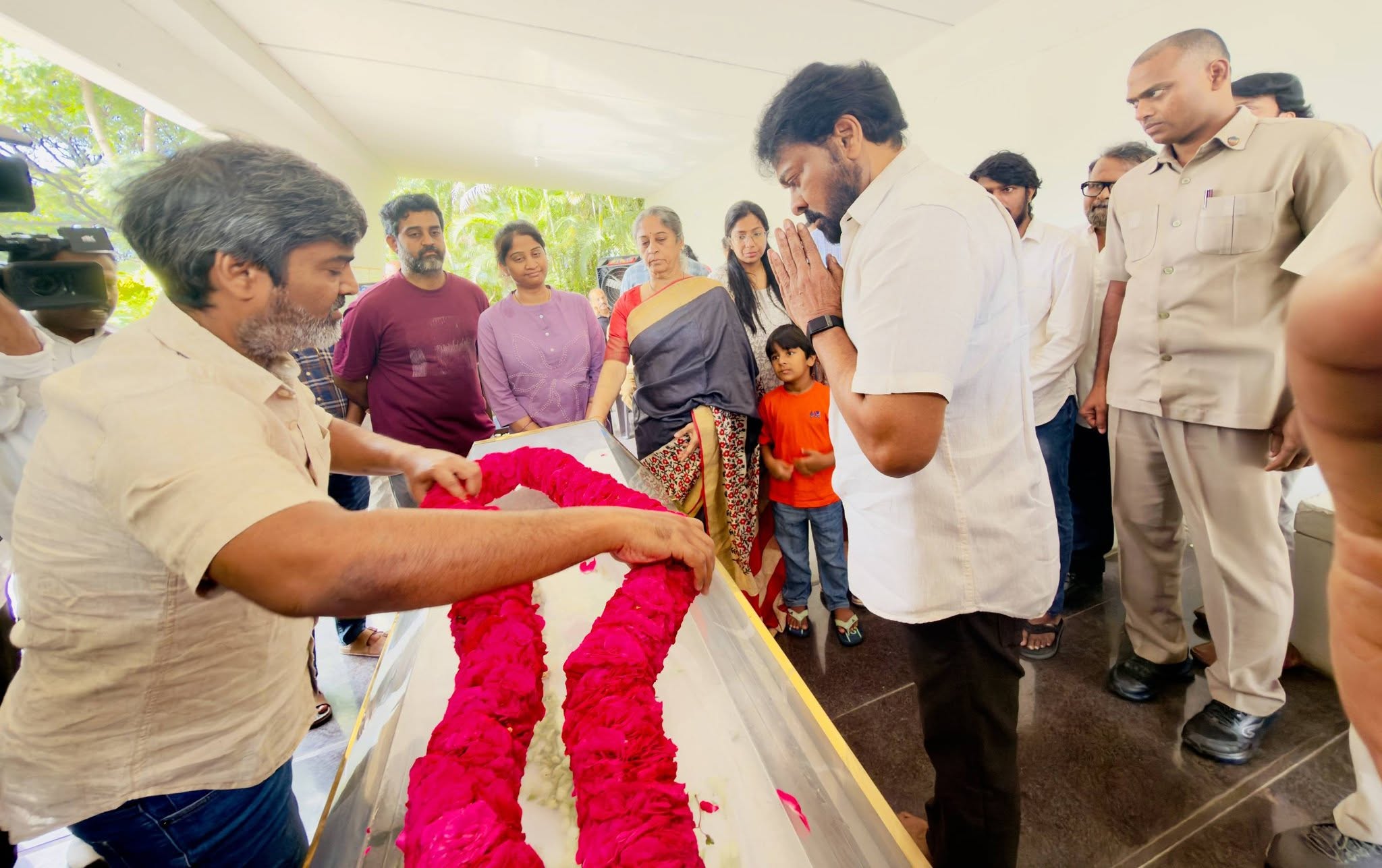 Megastar Chiranjeevi pays tribute to the mortal remains of prominent actor and producer G.V. Narayana Rao