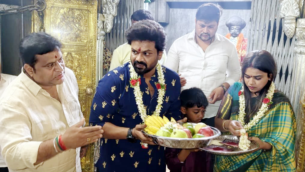 'RawKing' Manoj Manchu and Wife Bhuma Mounika Manchu Seek Blessings at Sri Chamundeshwari Temple in Mysuru